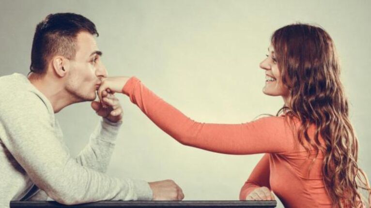 un tip are grijă de o fată și se gândește la mărirea penisului