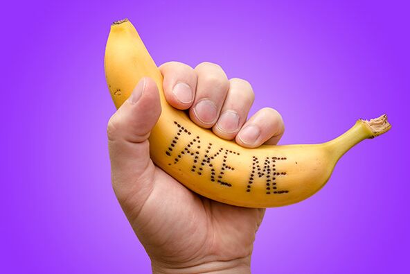 banana în mână simbolizează un penis cu capul mărit