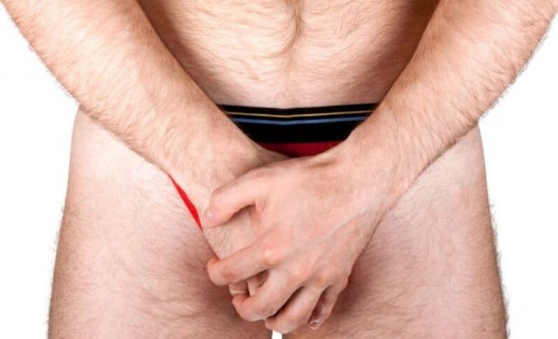 bărbat care face masaj penisului pentru a crește grosimea